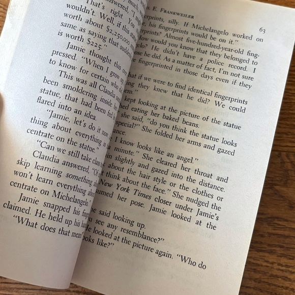 From the Mixed-Up Files of Mrs. Basil E. Frankweiler paperback Book - Picture 2 of 3